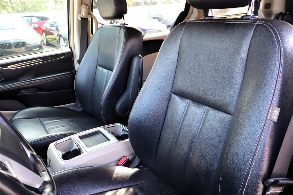 Used 2016 Chrysler Town & Country Touring FWD image 17