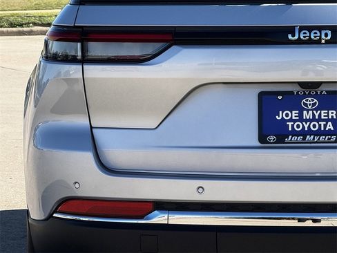 Used 2022 Jeep Grand Cherokee Limited w/ Trailer Tow Prep Group (B) image 11