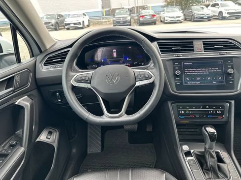 Certified 2024 Volkswagen Tiguan SE w/ Panoramic Sunroof Package AWD/4WD image 17
