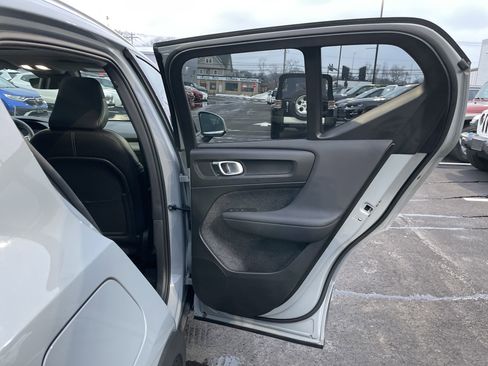 Used 2025 Volvo XC40 B5 Plus image 16