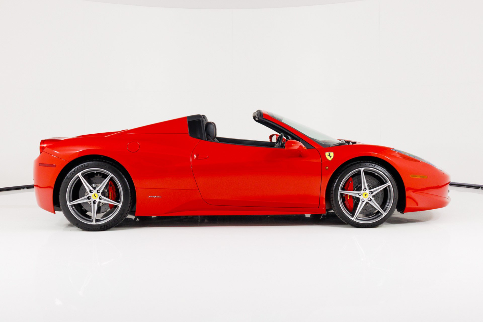 Used 2013 Ferrari 458 Spider RWD image 2
