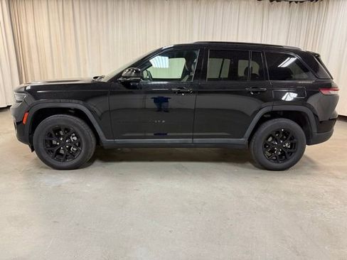 Used 2025 Jeep Grand Cherokee Altitude image 9