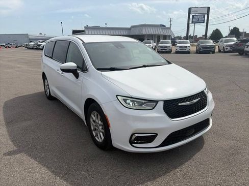 Used 2023 Chrysler Pacifica Touring-L FWD image 8