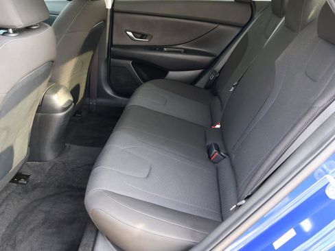 Used 2023 Hyundai Elantra SE w/ Preferred Accessory Package image 19