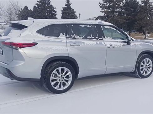 Used 2023 Toyota Highlander Limited image 3