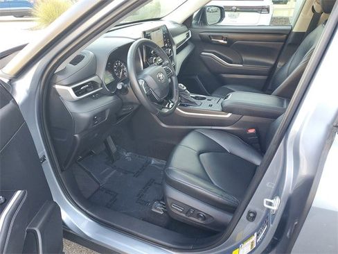 Used 2020 Toyota Highlander XLE image 17