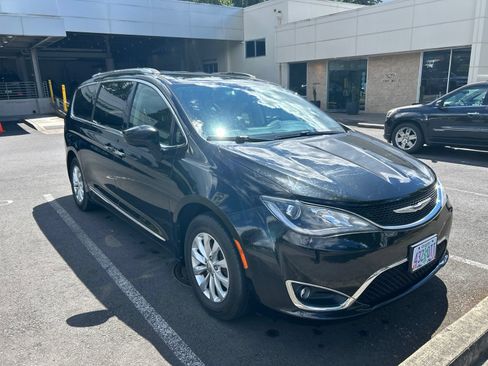 Used 2019 Chrysler Pacifica Touring-L FWD image 3
