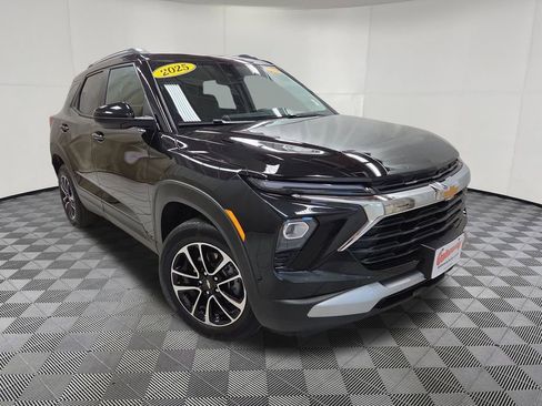 Used 2025 Chevrolet TrailBlazer LT w/ Convenience Package AWD/4WD image 3