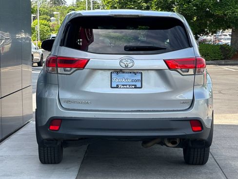 Used 2017 Toyota Highlander LE AWD/4WD image 4