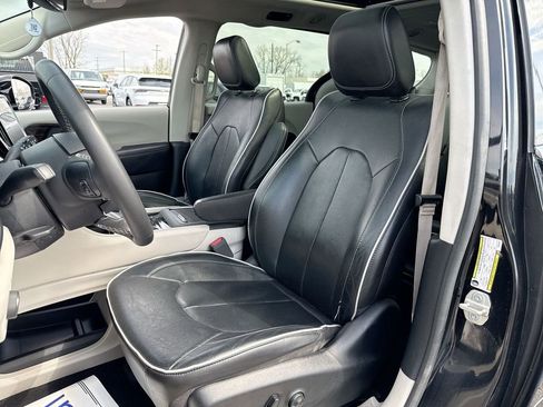 Used 2023 Chrysler Pacifica Limited image 11