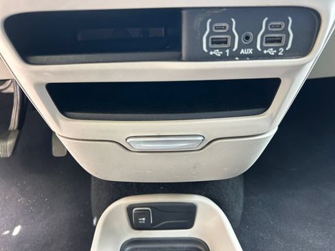 Used 2023 Chrysler Pacifica Touring-L FWD image 27