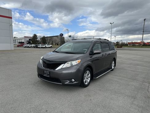 Used 2013 Toyota Sienna LE image 2