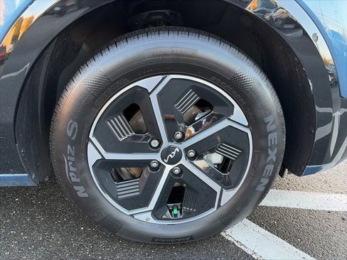 Used 2023 Kia Niro SX image 9