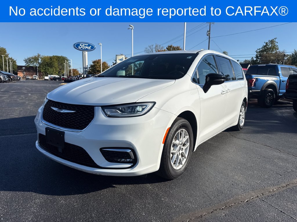 Used 2025 Chrysler Pacifica Select FWD image 2