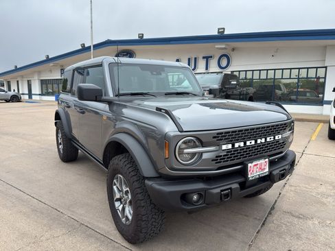 Used 2025 Ford Bronco Badlands AWD/4WD image 3