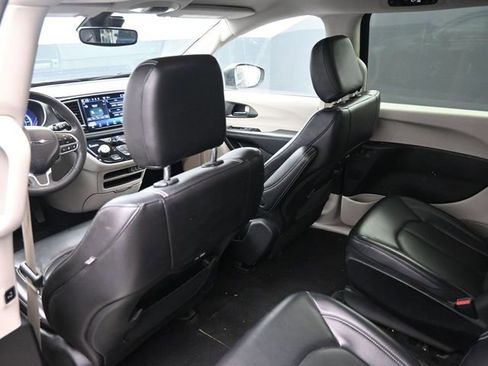 Used 2023 Chrysler Pacifica Touring-L FWD image 33