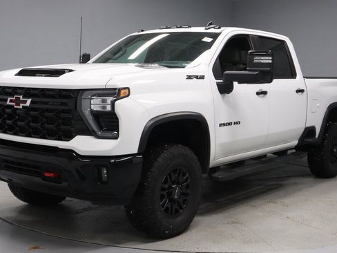 Used 2024 Chevrolet Silverado 2500 ZR2 w/ Technology Package image 8
