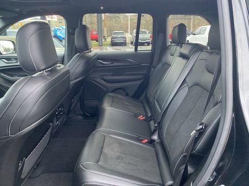 Used 2025 Jeep Grand Cherokee Altitude image 18