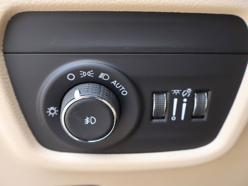 Used 2023 Jeep Grand Cherokee L Limited image 18