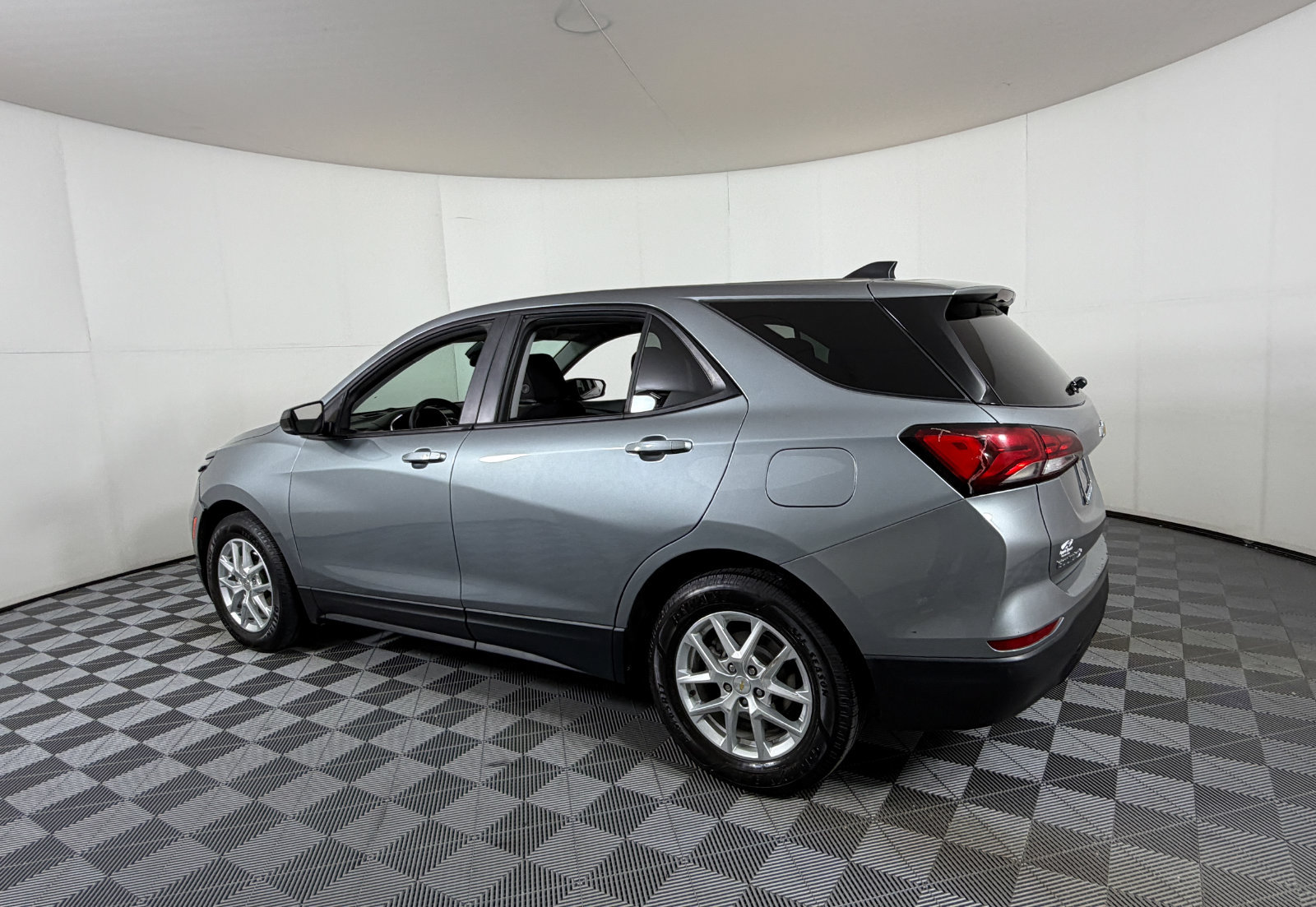 Used 2023 Chevrolet Equinox LS w/ LS Convenience Package FWD image 3