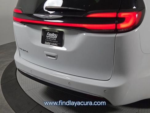 Used 2024 Chrysler Pacifica Touring-L FWD image 7