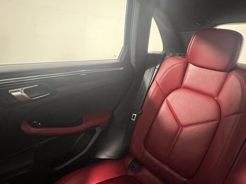 Certified 2025 Porsche Macan AWD/4WD image 15