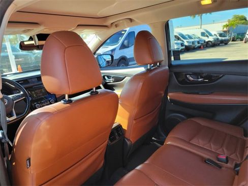 Used 2018 Nissan Rogue SL w/ Premium Package image 9