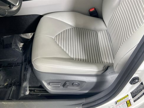 Used 2019 Toyota Camry SE w/ Sunroof Package image 18