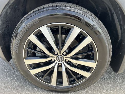 Certified 2024 Nissan Pathfinder Platinum w/ Lighting Package (N92) image 9