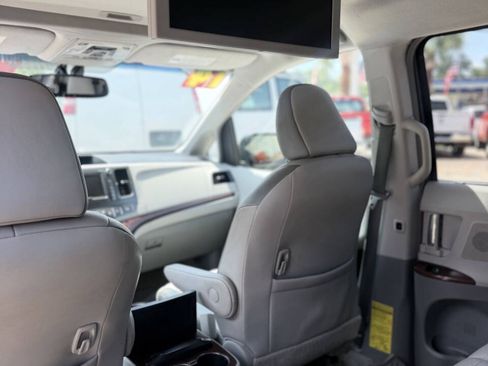 Used 2014 Toyota Sienna Limited w/ Limited Premium Package FWD image 19