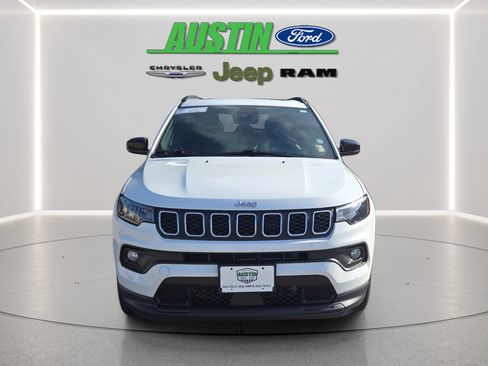 Used 2025 Jeep Compass Latitude w/ Sun & Sound Group AWD/4WD image 2