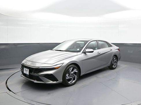 Certified 2025 Hyundai Elantra SEL image 1