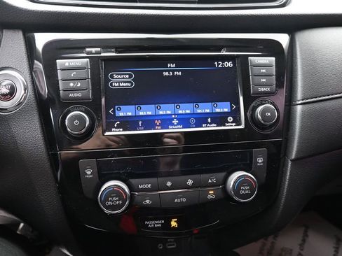 Used 2018 Nissan Rogue SV AWD/4WD image 18