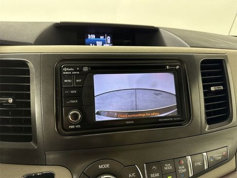 Used 2014 Toyota Sienna XLE image 29