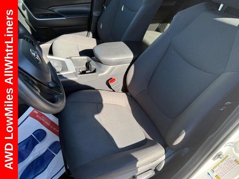 Used 2022 Toyota RAV4 LE AWD/4WD image 16