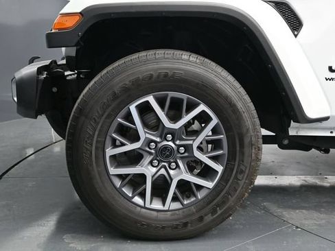 Used 2025 Jeep Wrangler Unlimited Sahara AWD/4WD image 16