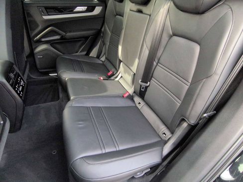 Used 2025 Porsche Cayenne Coupe image 21