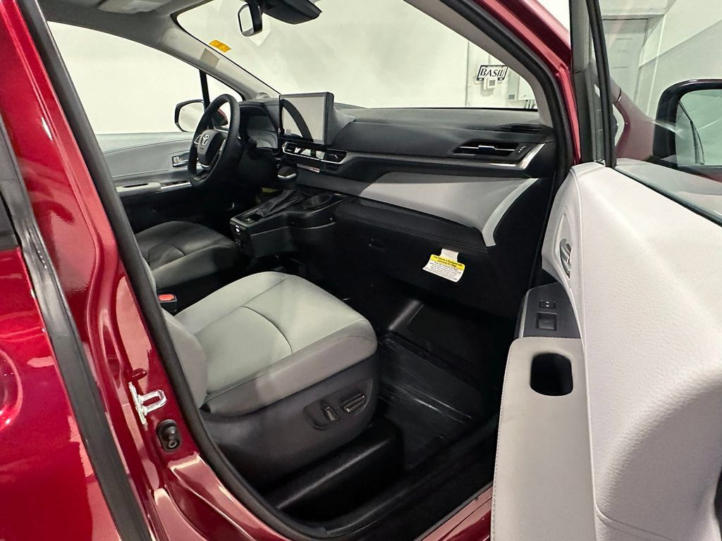 Used 2026 Toyota Sienna XLE FWD image 28