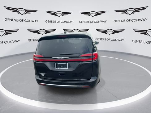 Used 2024 Chrysler Pacifica Touring-L FWD image 7