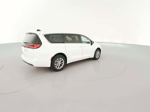 New 2026 Chrysler Pacifica Select image 12