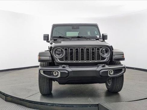 Used 2025 Jeep Wrangler Unlimited Sahara AWD/4WD image 12