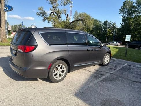 Used 2017 Chrysler Pacifica Touring-L w/ Tire & Wheel Group FWD image 5