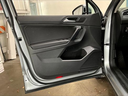 Used 2021 Volkswagen Tiguan SE image 24