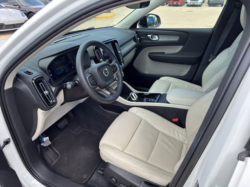 Used 2023 Volvo XC40 B4 Ultimate image 10