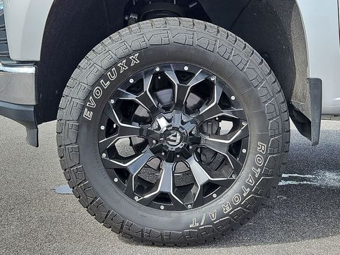Used 2022 Chevrolet Silverado 1500 LT AWD/4WD image 37