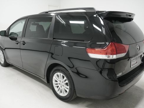Used 2012 Toyota Sienna XLE w/ Entertainment Pkg FWD image 5