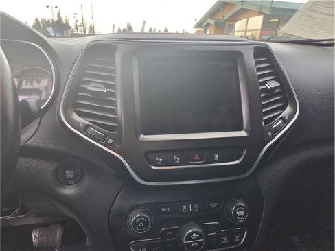 Used 2019 Jeep Cherokee Trailhawk image 18