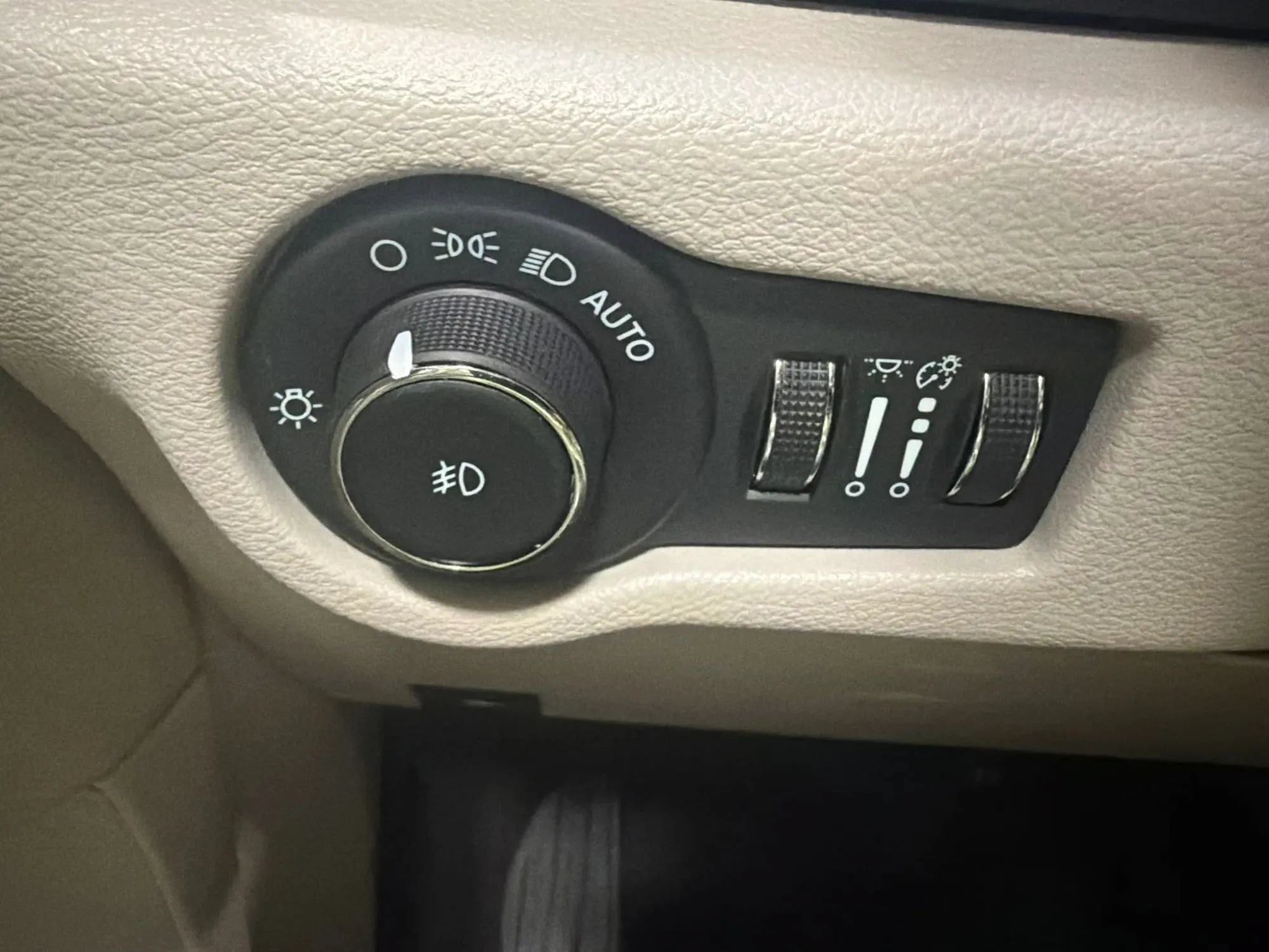 Used 2023 Chrysler Pacifica Touring-L FWD image 27