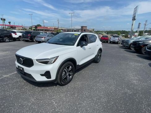 Used 2024 Volvo XC40 B5 Core image 5