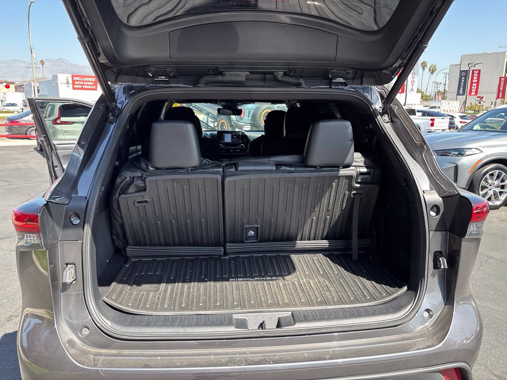 Used 2021 Toyota Highlander XSE FWD image 28